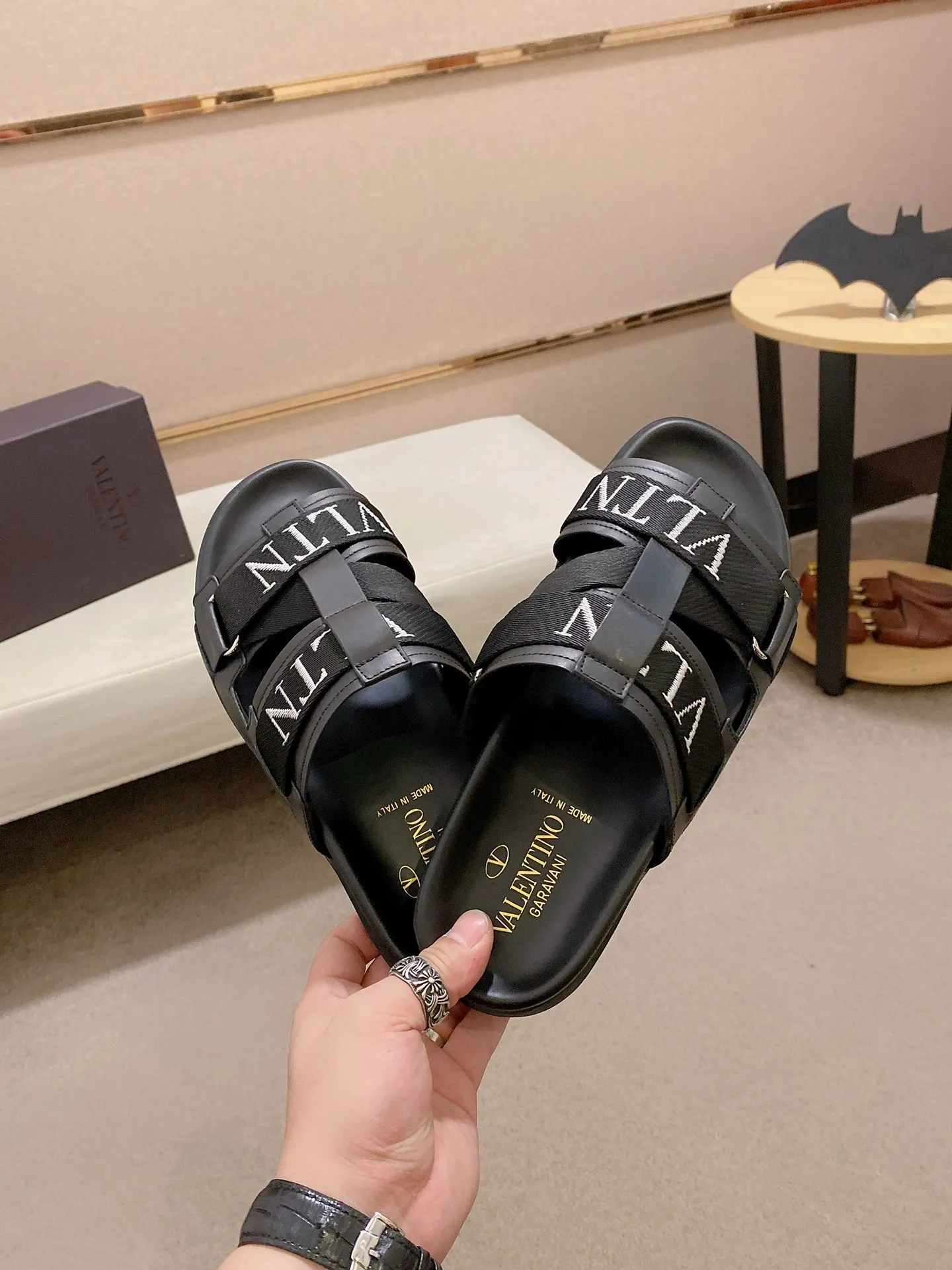 Men's shoes 💰: 480💰[Valentino] New couple 👫Boutique slippers, counter quality, classic plaid, the actual workmanship is quite complex🔰The uppers are made of imported fabrics➕🐑Sheepskin lining, which tests the craftsman's craftsmanship➕original PU outsole. Size: Women’s size: 35-44. Men's size 38-44 (can be customized to size 45, non-refundable)